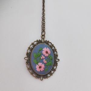 NWT Victorian Style Peony Necklace